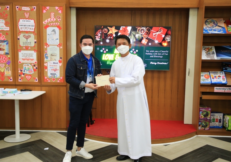 LINE_ALBUM_Merry Christmas foreign teachers_๒๑๑๒๒๕_54