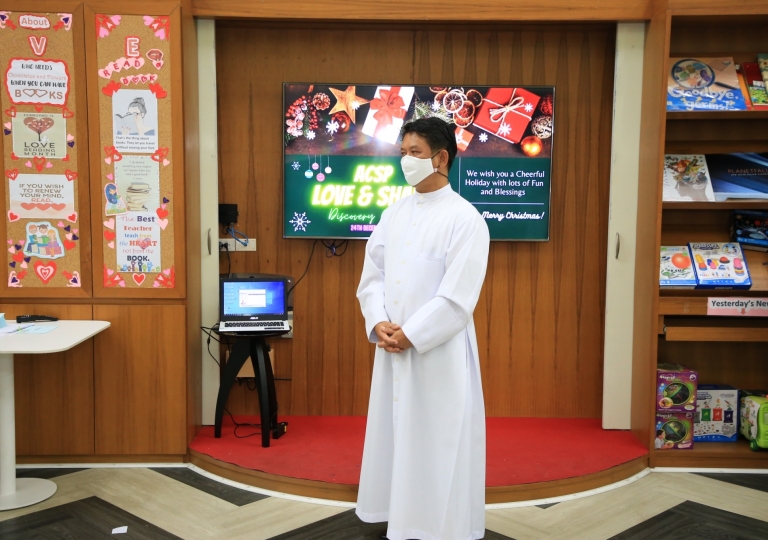 LINE_ALBUM_Merry Christmas foreign teachers_๒๑๑๒๒๕_55