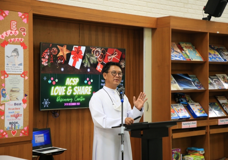 LINE_ALBUM_Merry Christmas foreign teachers_๒๑๑๒๒๕_61