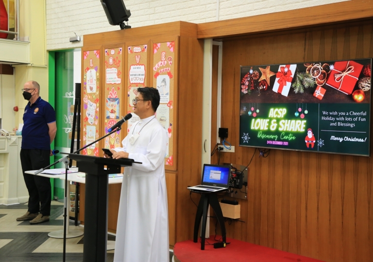 LINE_ALBUM_Merry Christmas foreign teachers_๒๑๑๒๒๕_69