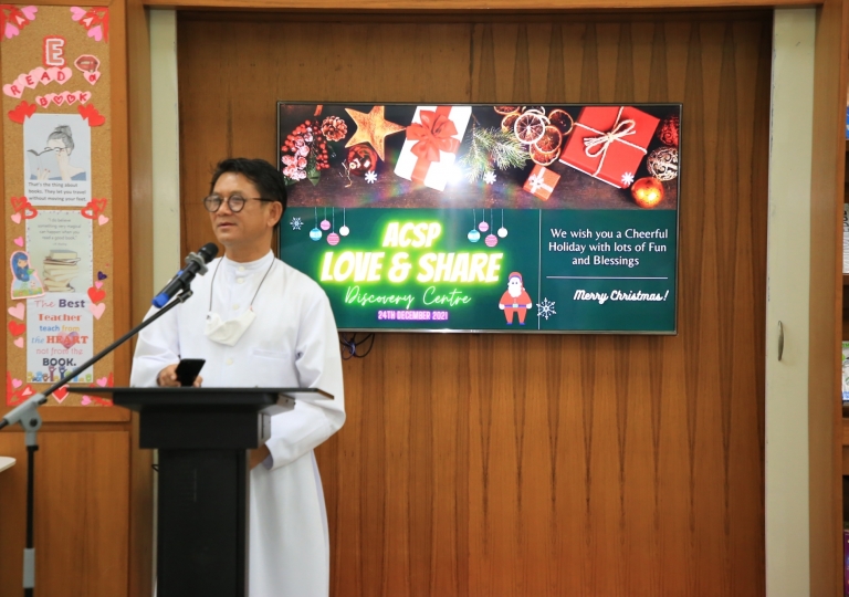 LINE_ALBUM_Merry Christmas foreign teachers_๒๑๑๒๒๕_70