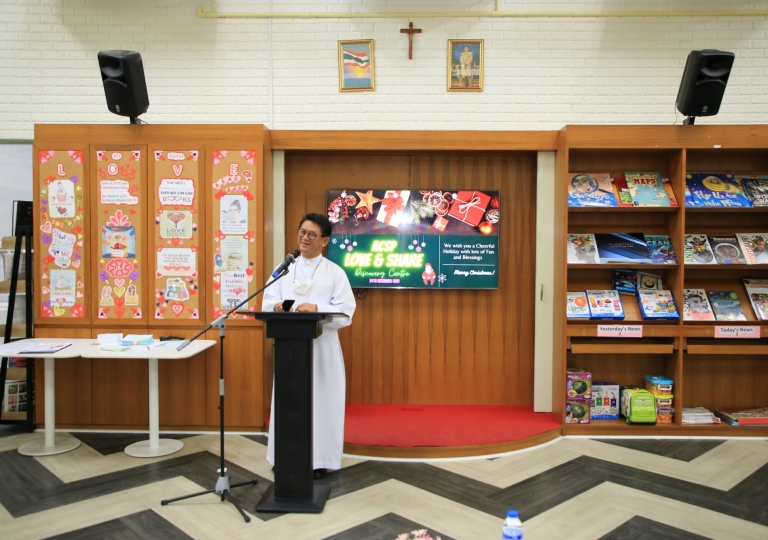 LINE_ALBUM_Merry Christmas foreign teachers_๒๑๑๒๒๕_71