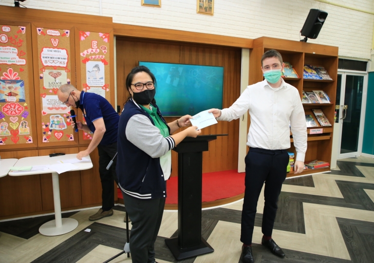 LINE_ALBUM_Merry Christmas foreign teachers_๒๑๑๒๒๕_83