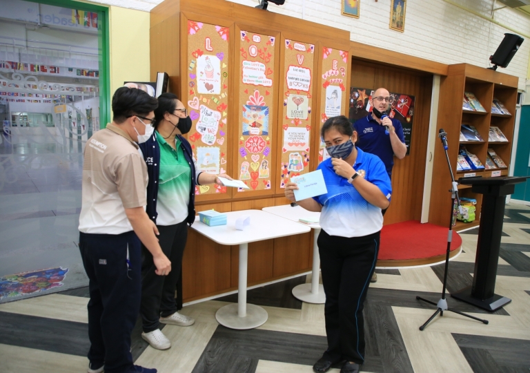 LINE_ALBUM_Merry Christmas foreign teachers_๒๑๑๒๒๕_86