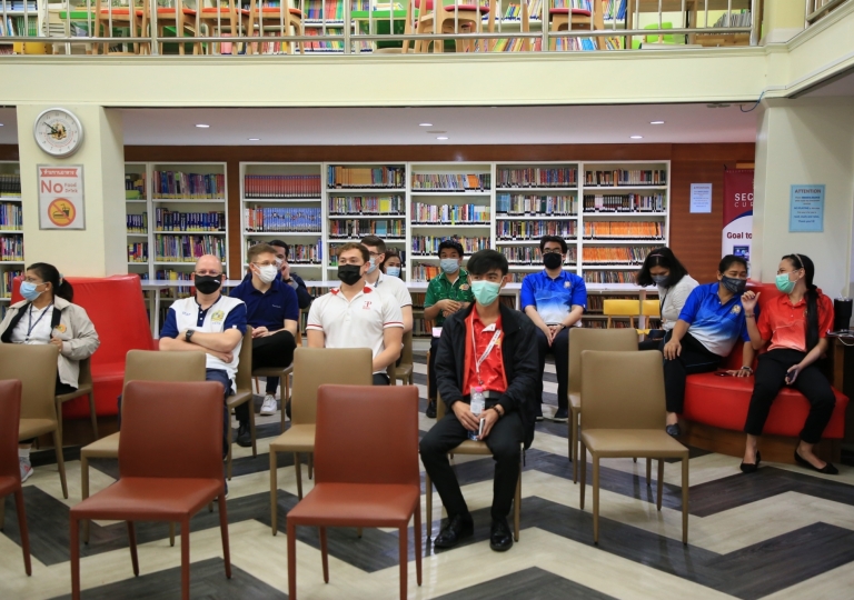 LINE_ALBUM_Merry Christmas foreign teachers_๒๑๑๒๒๕_94