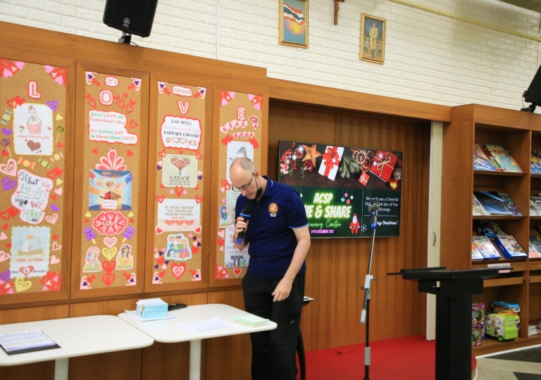 LINE_ALBUM_Merry Christmas foreign teachers_๒๑๑๒๒๕_96