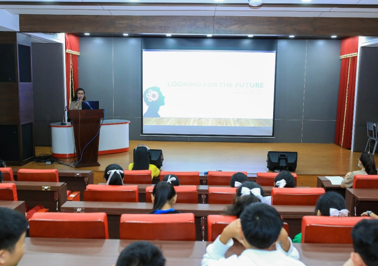 Albert Lawrence Hall – English Program led by Ms. Jiraporn Jittham, EP Head, and Ms. Kanokwan Kaewmak, Head of EP Academics, held the EP Project: Looking for the Future. 