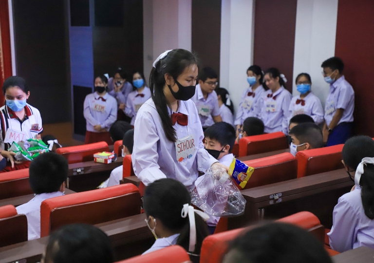Albert Lawrence Hall – Secondary 1 EP students felt the heartwarming welcome ceremony led by Ms. Siriwan and Ms. Rungnapa, EP Discipline department, together with Secondary 3 students,August 5, 2020.