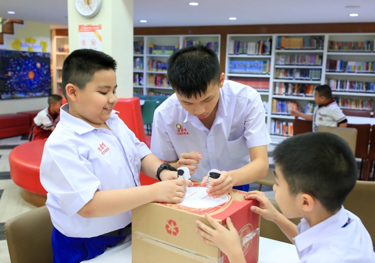 August 14, 2019 Discovery Center Activity  is called “Sumo”. It’s a Japanese Sport wherein the two players tap the box where the paper sumo is standing. Whose paper sumo falls down first is the loser of this game.