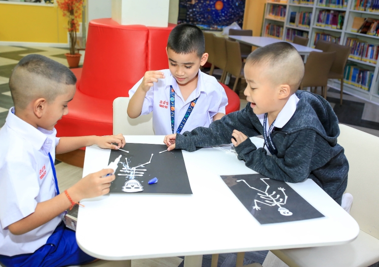 August 5, 2019 EP Discovery Center-Science Corner presents Skeletal System. Students create their own skeleton using cotton buds and white glue on the black board paper.