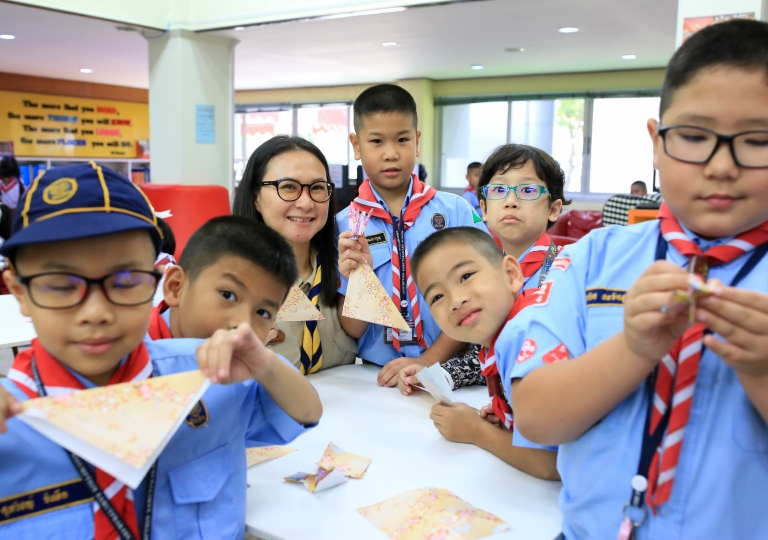 August 6-9,13,14,16,19-21,23, 2019 Discovery Center Activity Origami (folding paper) &  Japan Traditional game flying wooden tower propellers &  play Shateki.  By: Ms.Hazuki Niijima  Teacher assistant from Tokyo International University 