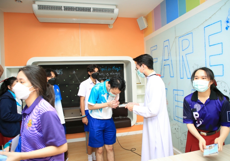 Bro. Panuwat Mouentup, School Vice Director, EP discipline together with the Juniors, S4 and S5, of Secondary 6 students put their full effort in organizing the Farewell party for Secondary 6 (Batch 11)