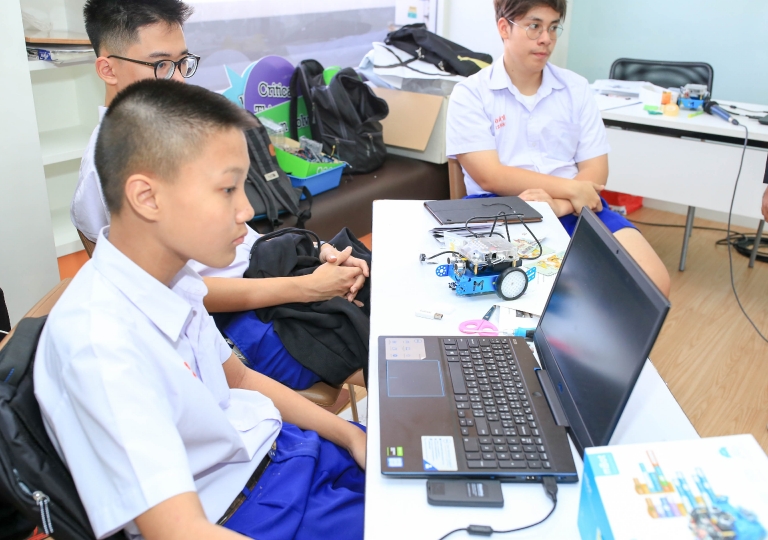 December 11, 2019 STEM Based Robotics and Coding 54 students P6. M2, and M5 and 3 teachers joined in STEM Based Robotics and Coding training by Associate Professor Dr. Wannapong Triampo and team from Mahidol University.