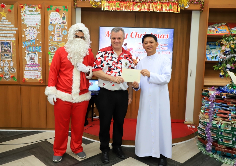 December 20, 2019 Brother. Dr. Pisutr Vapiso giving the gift voucher to the foreign teachers.