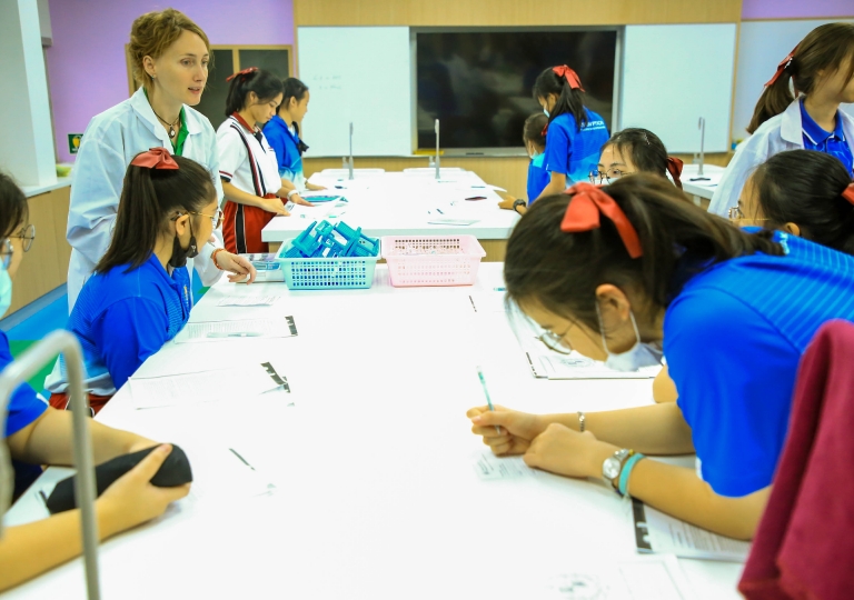 Edison Laboratory – EP Secondary 5 students showcased their scientific knowledge in doing the laboratory activity planned by Ms. Martina Huckova about Oxidation states, Mr. Atom ask, am I Completely Ionic, November 11, 2020.