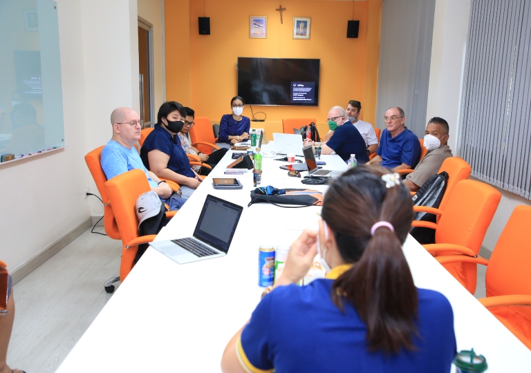 EP Teachers and ETC team planning and preparation of online course class Seesaw for primary and ItunesU for secondary.