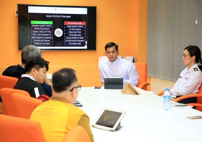 February 24, 2020 On Monday, 24 February 2020, Bro. Patcharapakorn Langbubpha welcomed Master Therapat Wirojsakul, the head of academics and teachers from Montfort College to a training seminar on the use of IPads in the classroom.