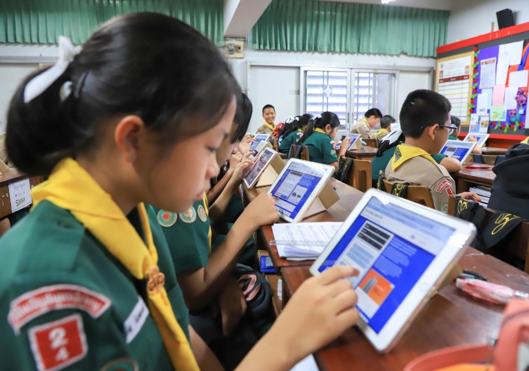 July 2, 2019 iPad Class P6/8 EP Supplementary Reading and Writing class. Students are tested online to determine their reading speed and comprehension ability. They select a theme and reading level, then answer four questions on the text.