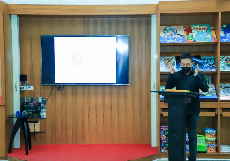 On Friday the 26th of November Assumption College Samutprakarn English Program invited world renowned Maths teacher and teacher trainer Dr. Yeap Ban Har from Singapore for teacher professional development.