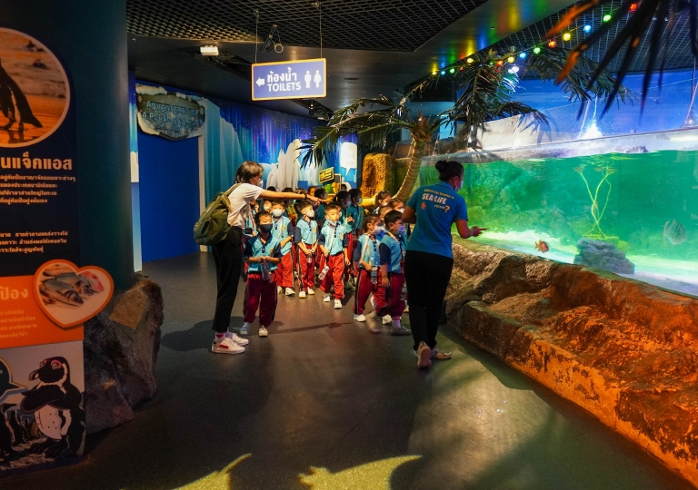 Primary 1-2 learners exhaust their energy having fun in the field trip organized by the school together with Sea Life Bangkok Ocean World that aims to provide both entertainment and education to the young visitors, November 24, 2020.
