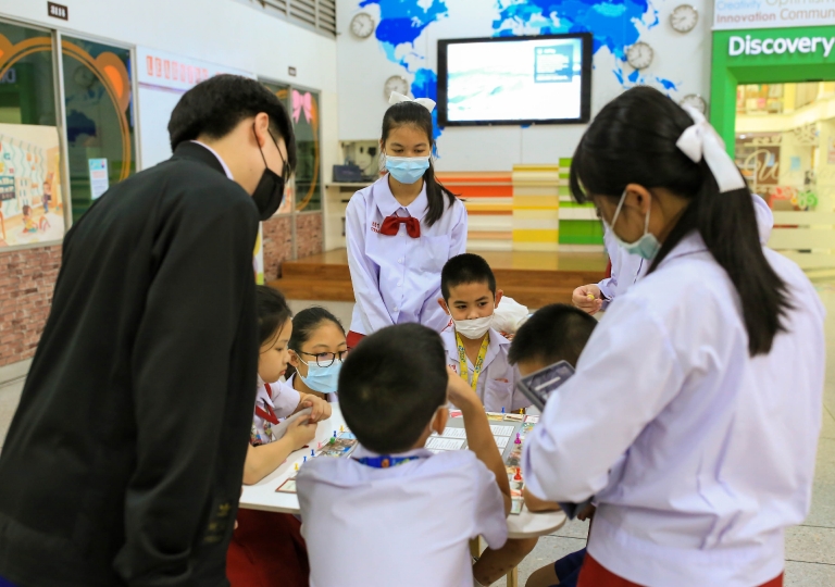 S1 students eagerly learned about Phylum, a principal taxonomic category that ranks above class and below kingdom, in their SMART selective subject class through output-based approach designed by Mr. Anish Soni and Ms. Sunisa Khaowpimai, Feb 2021.