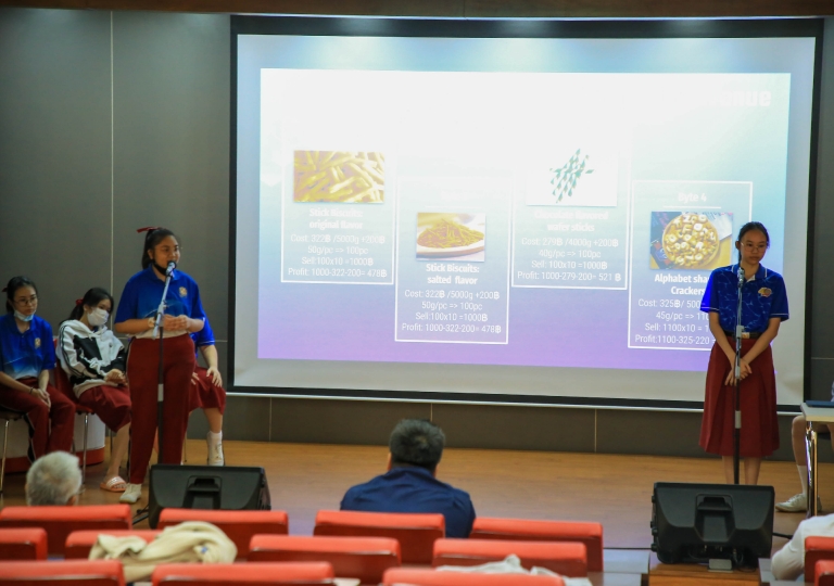 S.5 Entrepreneur 101 Business Proposal defense namely; mentor Nattapong Kangkun (PTA), and 3 student alumni mentor Anuwat Sakritichai, mentor Chukiat Suphap and mentor Jakraphant Buranthirawith, November 27, 2020.