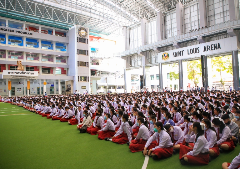 Saint Louis Arena – As the final phase of Cambridge Primary and Lower Secondary Checkpoint Assessment April 2020 series which was delayed due to Covid – 19, EP held an awarding ceremony presided by Bro. Dr. Pisutr Vapiso, November 23, 2020. 