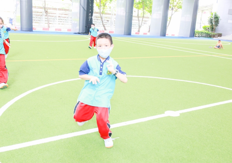 Saint Louis Arena – English Program learners enjoyed the activity “Movement and balance in small spaces” designed by Mr. Thomas Martin in their Health and P.E class, July 23, 2020.