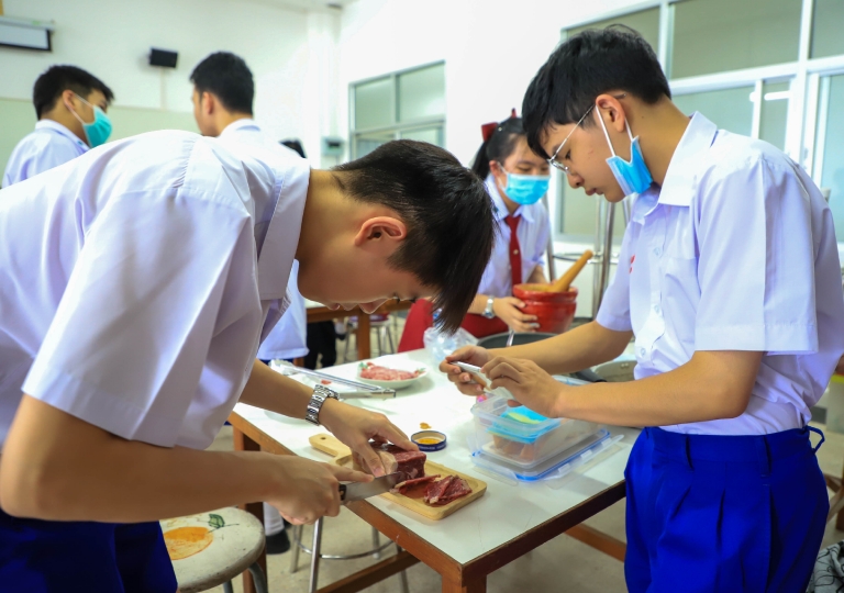 Saint Louis Marie Building – ACSP English Program Secondary 5 conducted the “MiniResto Journey”, a hands on cooking activity, one of their activities in the Career subject, designed by Miss Genevieve Belino & Mr. Pinder Belino, July 22 – 23, 2020.