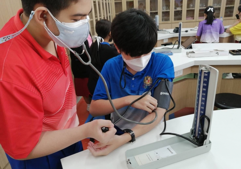 Secondary 2 students had the Cardio is Hardio! activities. The first one is they were asked to differentiate between heart rate, heartbeat, pulse and blood pressure.