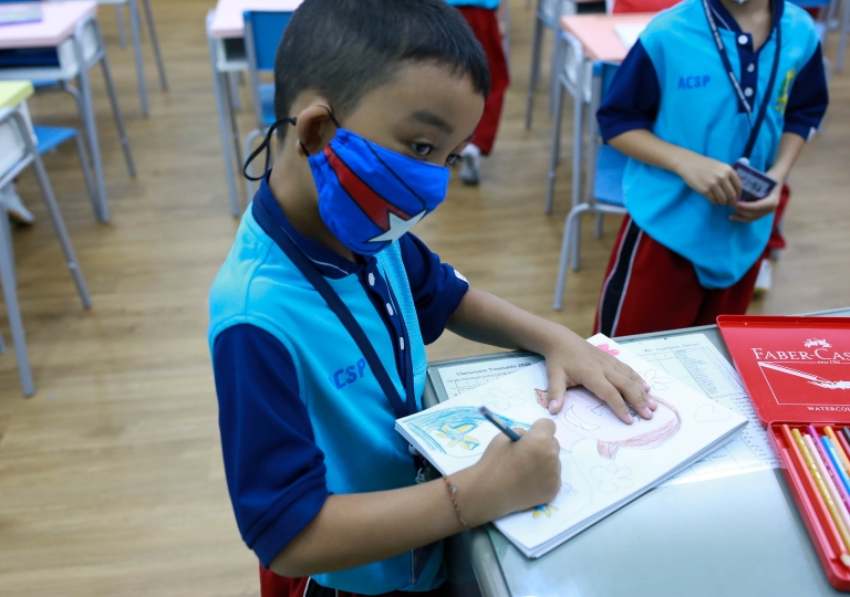 St. Gabriel Building – ACSP English Program Primary 1 designed the activity My Lovely Mother, led by Ms. Rudchadaporn, for the students to apply the art skills they have learned and to show their love towards their mother, July 17, 2020.