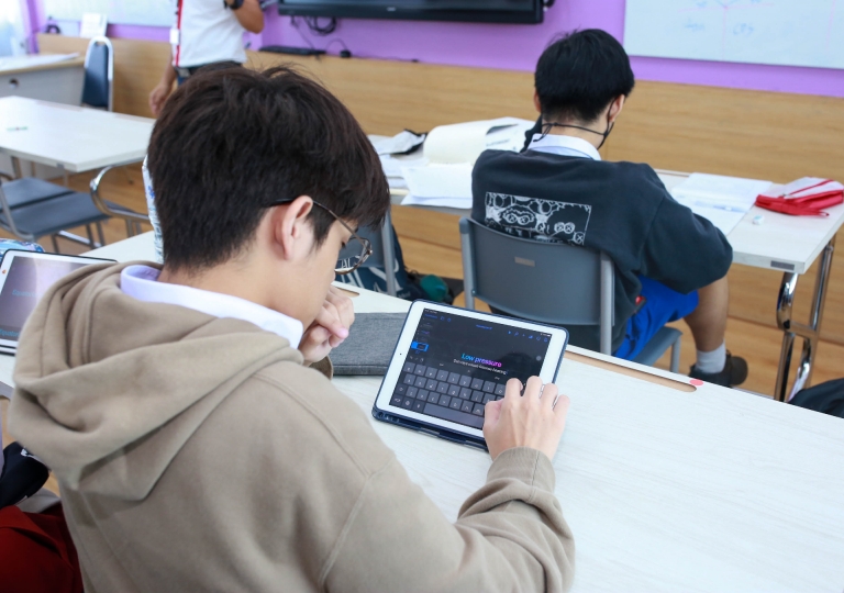 St. Gabriel building – EP Secondary 5/9 students experienced what learning by doing means in their Science fundamentals class devised by Mr. Bienjelou Balasa, August 6, 2020. 