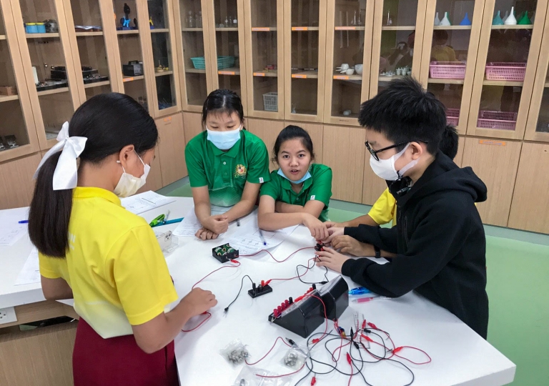 St. Gabriel Building – Primary 6 learners explored the parallel and series circuits with Mr. Bienjelou Balasa, Science teacher, to comprehend how it works and to assemble their own, February 11, 2021.