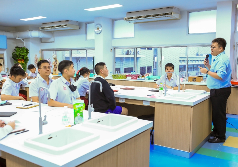 St. Gabriel Building – Secondary 6 immersed in the Respiration Analysis: Different Carbon Sources in Yeasts Biology Experiment  October 13, 2020.