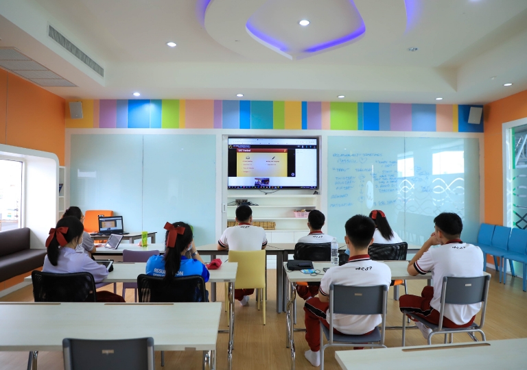 Student’s Lounge – English Program in cooperation with House of Griffin International organized and started intensive tutorial courses for SAT, September 14-25,2020.