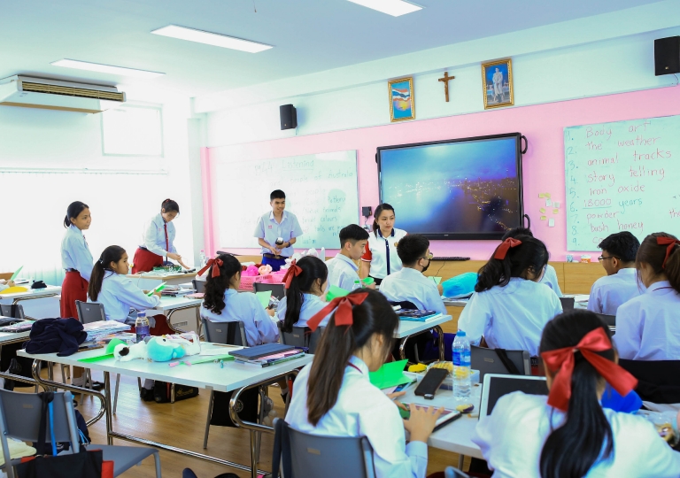 Student’s Lounge – English Program, in preparation for the next activity Theme Decoration held the “Art of Folding seminar” for the Secondary 5 students to learn about the process of flower paper folding, September 23, 2020.