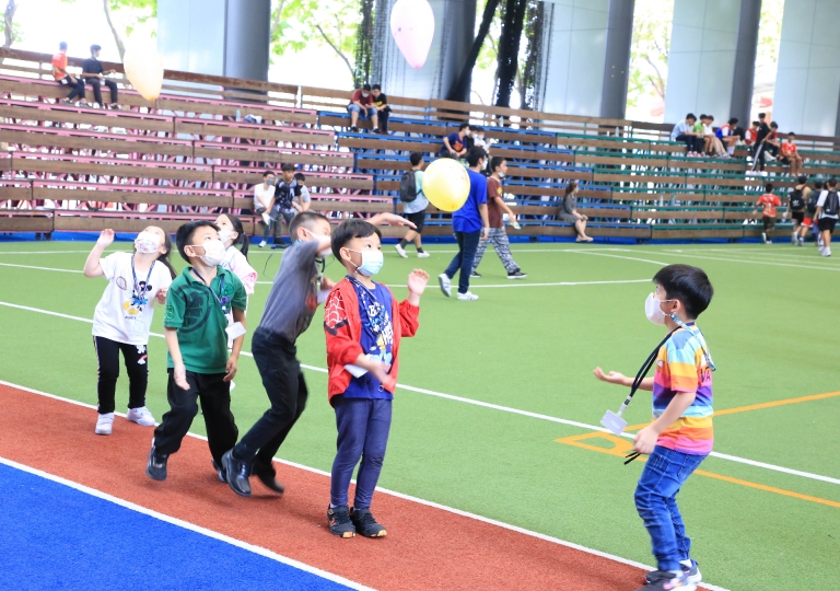  Primary 1 learners, with Master Samuel Needham, extended their counting abilities by playing “Keepy Uppy” based on a game from the hit children’s TV show, Bluey. This also allowed them to continue their discovery of numbers.