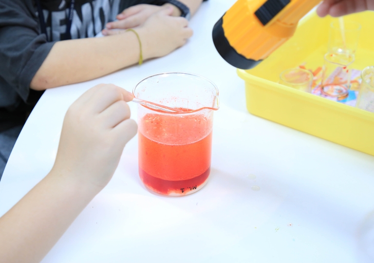  The Primary Science Toys Club, with Miss Pensri Phengpala and Miss Supanee Nilprapai, had 2 fun and interesting experiments, “Float your Boat” and “Lava Lamp” on 21 and 23 March 2023, respectively.