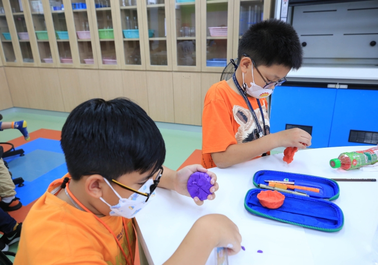  The Primary Science Toys Club, with Miss Pensri Phengpala and Miss Supanee Nilprapai, had 2 fun and interesting experiments, “Float your Boat” and “Lava Lamp” on 21 and 23 March 2023, respectively.