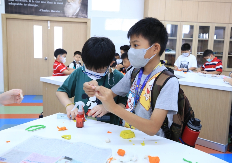  The Primary Science Toys Club, with Miss Pensri Phengpala and Miss Supanee Nilprapai, had 2 fun and interesting experiments, “Float your Boat” and “Lava Lamp” on 21 and 23 March 2023, respectively.