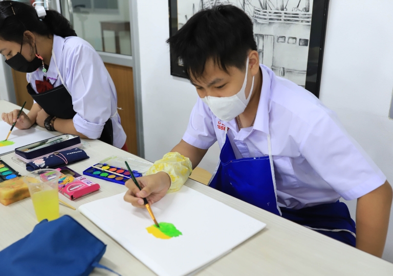 Arts is a way of expressing a thousand thoughts into one craft. Mr. Sarawut Khiatisomboonchai, Arts teacher, tasked the Secondary 3 students to create a poster with the theme “No to Drugs, Yes to Arts”, 6 June 2022.
