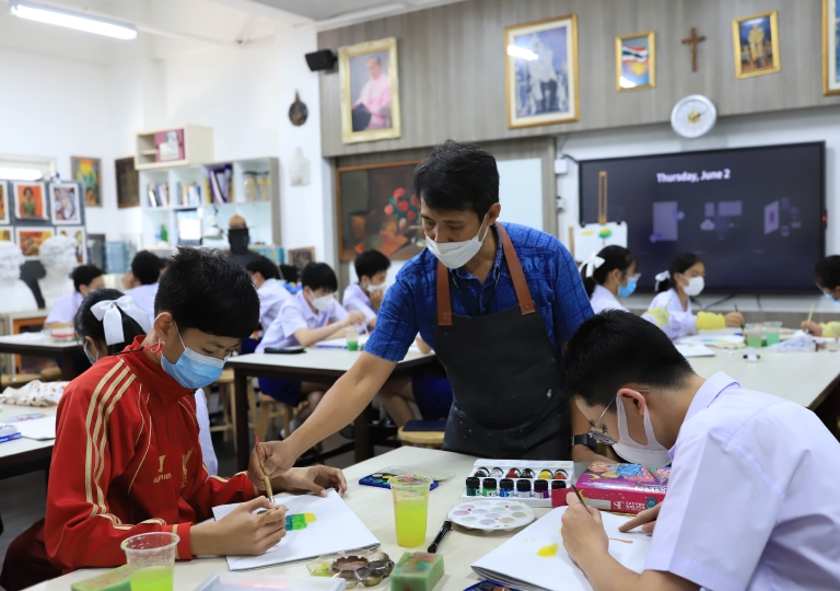 Arts is a way of expressing a thousand thoughts into one craft. Mr. Sarawut Khiatisomboonchai, Arts teacher, tasked the Secondary 3 students to create a poster with the theme “No to Drugs, Yes to Arts”, 6 June 2022.