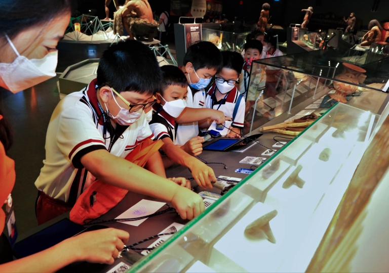Chang Wat Pathum Thani – Primary 2 learners had an exciting time exploring the Rama IX Museum which was opened for public viewing last 2019.