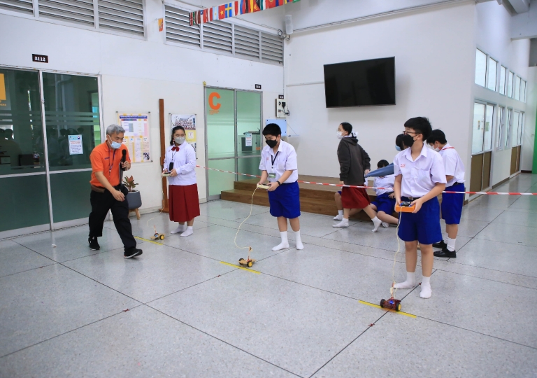 English Program invited Dr. Wannapong Taimpo, MUIC Associate Professor, to step up the SMART-Physics skills as well as the media and technological skills of Secondary 1-SMART students, 10 June 2022.