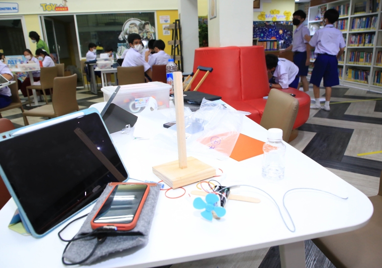 English Program invited Dr. Wannapong Taimpo, MUIC Associate Professor, to teach Secondary 1-SMART students another STEM application through the Customize Mini-Cool Fan activity, 23 June 2022.