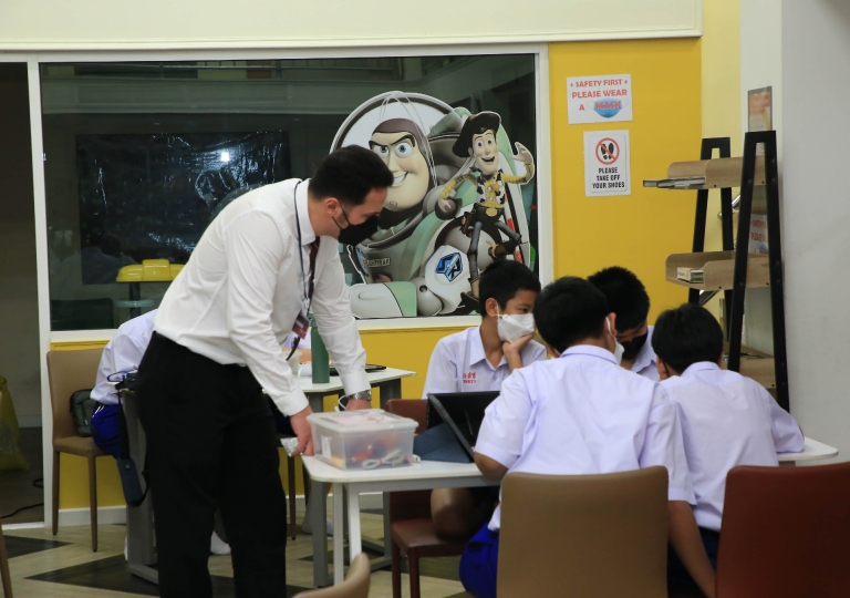 English Program invited Dr. Wannapong Taimpo, MUIC Associate Professor, to teach Secondary 1-SMART students another STEM application through the Customize Mini-Cool Fan activity, 23 June 2022.