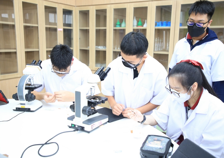 English Program is committed to provide active learning to EP learners. Secondary 4 students studied the Behavior of the plant’s cell membrane in the hypertonic and isotonic solution.