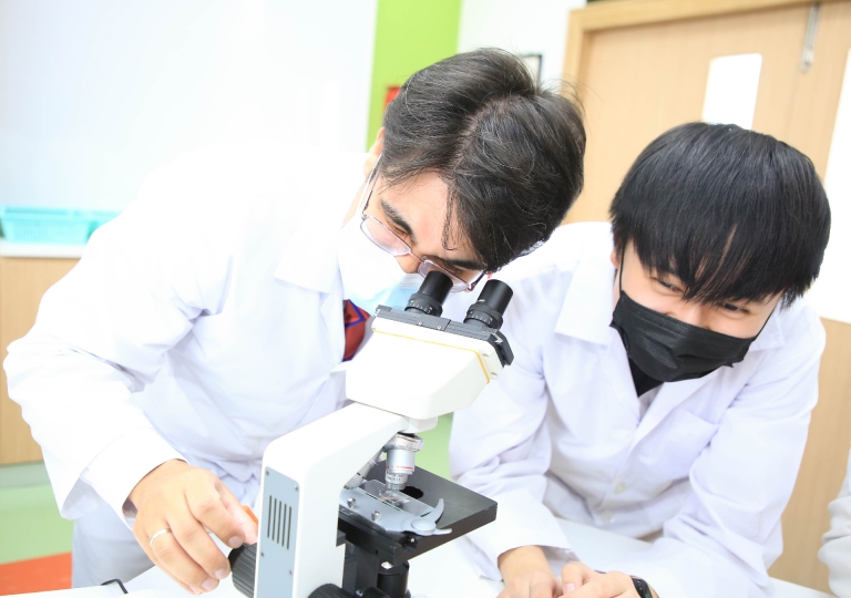 English Program is committed to provide active learning to EP learners. Secondary 4 students studied the Behavior of the plant’s cell membrane in the hypertonic and isotonic solution.