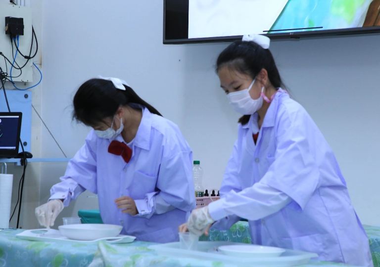 English Program Science Department led by Ms. Sunisa Khaowphimai together with Level 3 Science teachers held the 5-minute Science Demo Competition: It is Our Time! for Secondary 1-3 students last 13-14 September 2022.