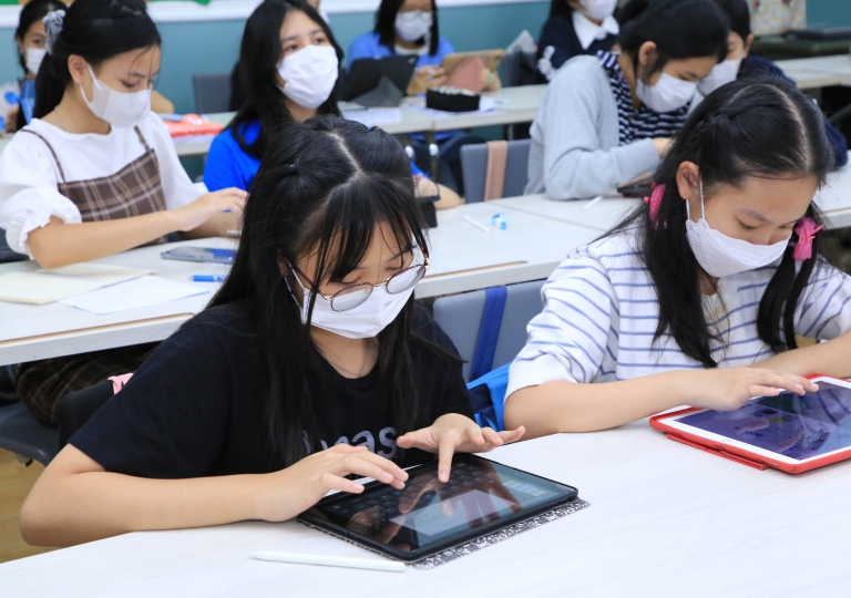 ICT and SMART elective subjects on 21 March 2023. Guided by Miss Sirikwan Pravisat, ICT students learned the components of an ID card and how to create their own using Canva.